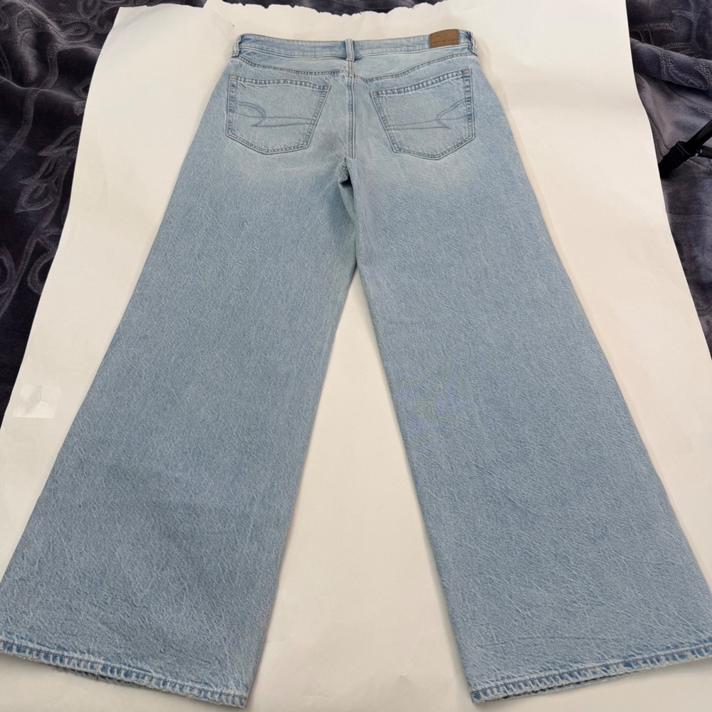 American Eagle Low Rise Baggy Wide Leg Light Wash Jeans Womens 8 Stretch 31‎ - Picture 2 of 9